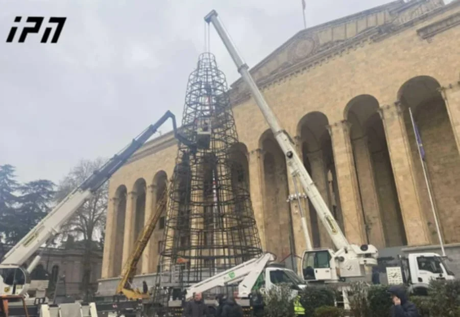 Tbilisidə parlament binası qarşısında Yeni il yolkası quraşdırılır