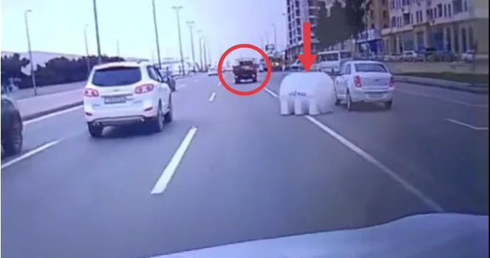 Yük maşınından düşən su çəni sürücüyə çətin anlar yaşatdı VİDEO