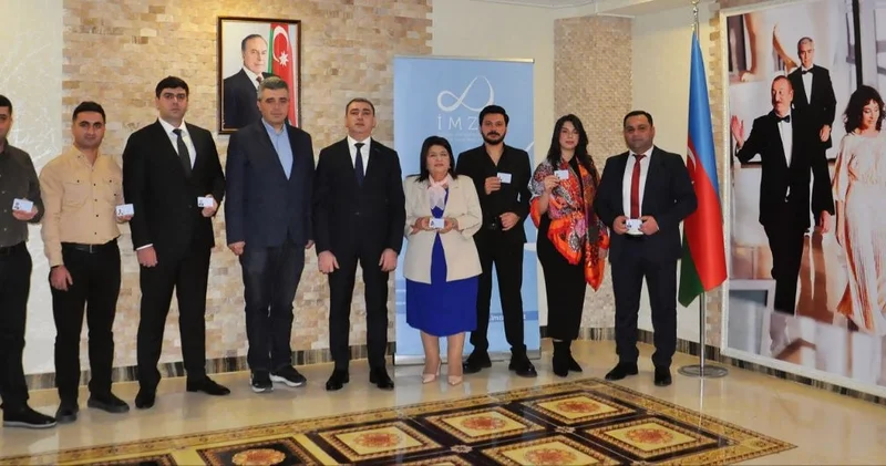 “İMZA”da rəsmi üzvlük vəsiqələrinin təqdimetmə mərasimi keçirilib