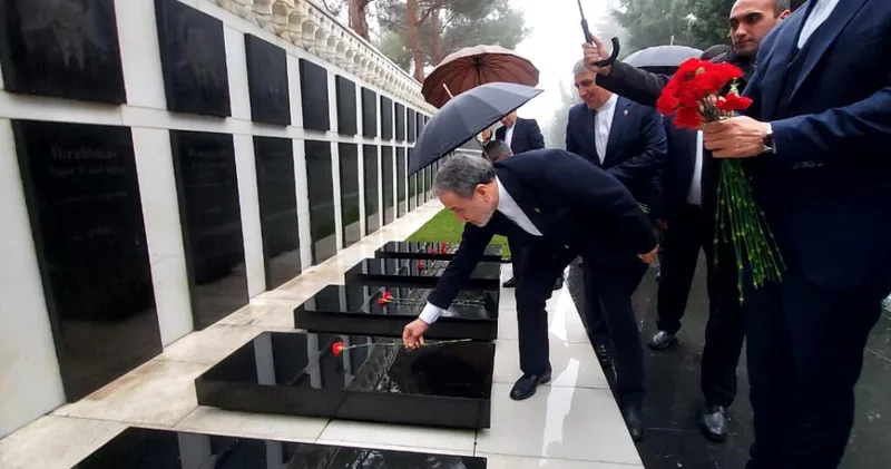 Министр иностранных дел Ирана в Баку почтил память шехидов ФОТО