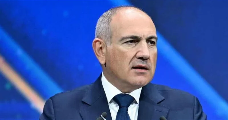 Теперь Пашинян предложил установить государственные флаги в армянских церквях