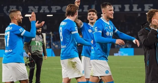 Napoli 38 il sonra ilk dəfə...