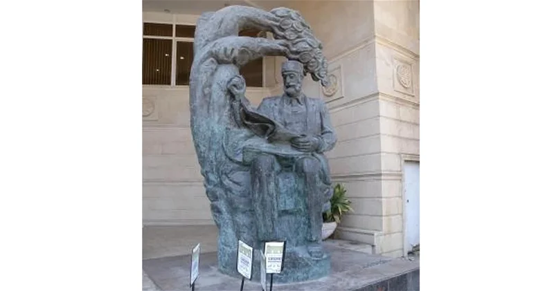 Народный писатель Анар предложил перенести из Ичеришехер памятник Зардаби