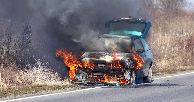 Masazırda avtomobil yandı: iki nəfər yaralandı, biri öldü