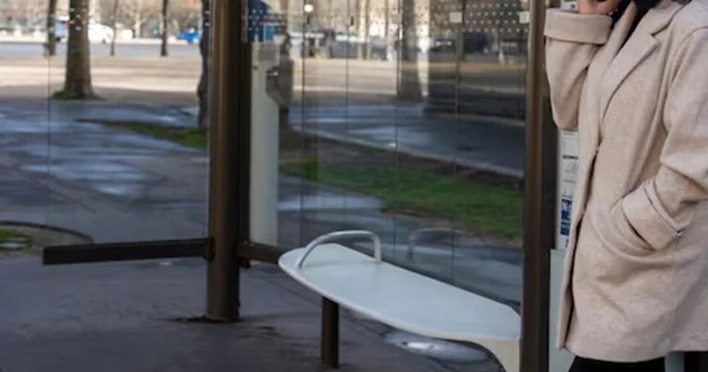 Dayanacaqdakı sahibsiz çantadan 6 minə yaxın pul götürdü