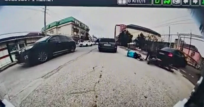 Ara yola girən “Nissan” mopedlə toqquşdu, kuryer və sərnişin… ANBAAN VİDEO