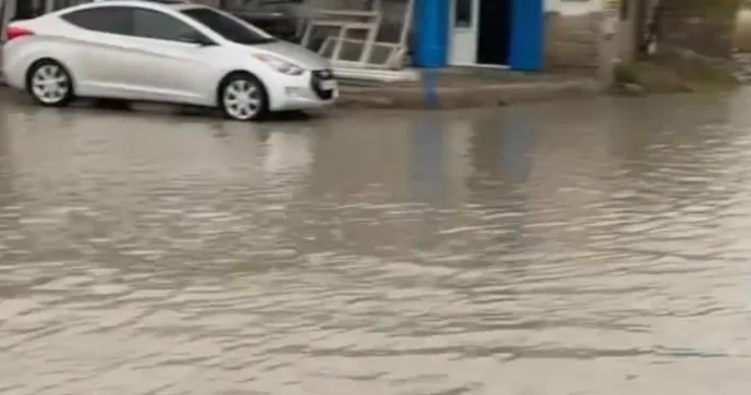 Bakıdakı bu küçəni su basdı; qurum hərəkətə keçdi VİDEO