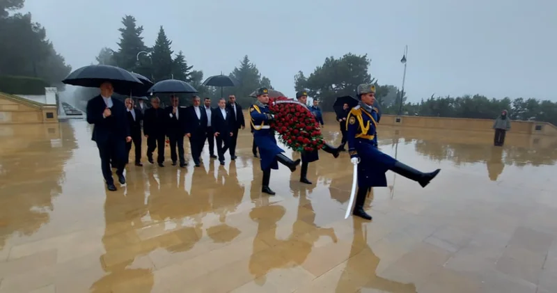 Аббас Арагчи почтил память шехидов в Баку ФОТО