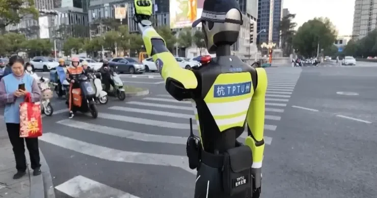 İnsanabənzər polis robotlar fəaliyyətə başladı FOTO