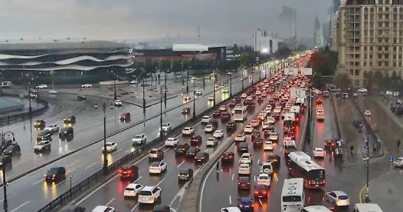 Yağışa görə Bakının bu yollarında sıxlıq var