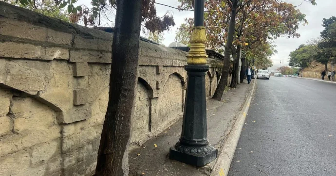 Bir metrlik səkidə həm işıq dirəyi, həm ağac, həm də təkər var, qurumlardan reaksiya yoxdur FOTO