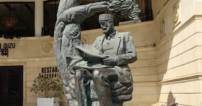 AYB sədri: Zərdabinin heykəli restoranın qapıçısı kimi görünür