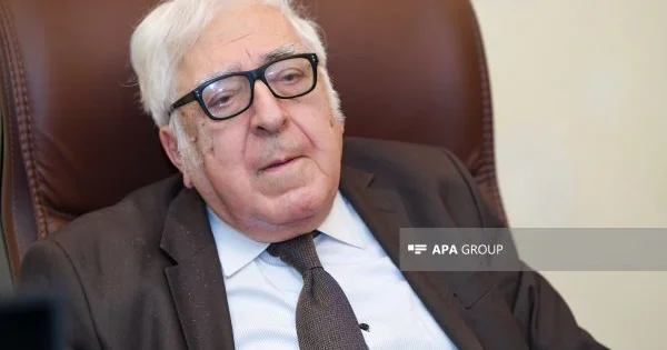 İndi həmin binanın birinci mərtəbəsi restorandır... Yazıçı Anar Zərdabinin heykəlinin yerinin dəyşilməsini istəyir