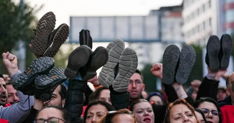 Bələdiyyə işçiləri ayaqqabısız etiraz aksiyası keçirirlər