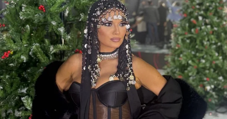 Yeni il çəkilişindəki geyimi diqqət çəkdi Fotolar