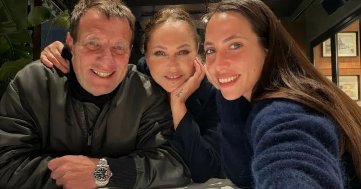 Hülya Avşar eks əri və qızı ilə Foto