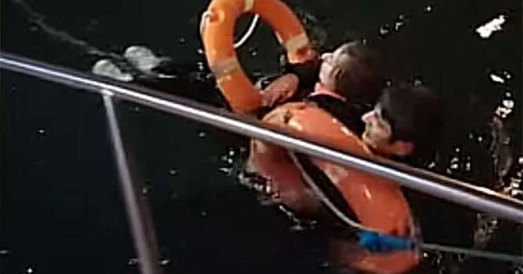 Ağ Şəhər Bulvarında dənizə düşən qız xilas edildi VİDEO