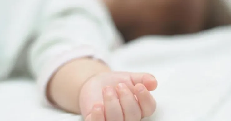 Azərbaycanda körpə qızdırmadan öldü