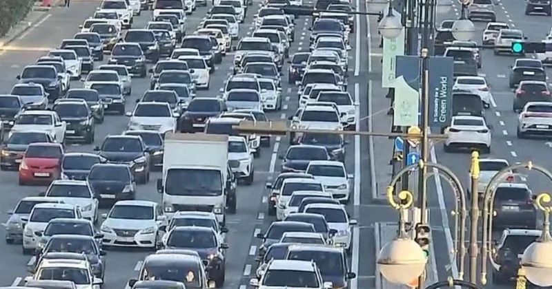 Bakının bir sıra yollarında nəqliyyat sıxlığı müşahidə olunur