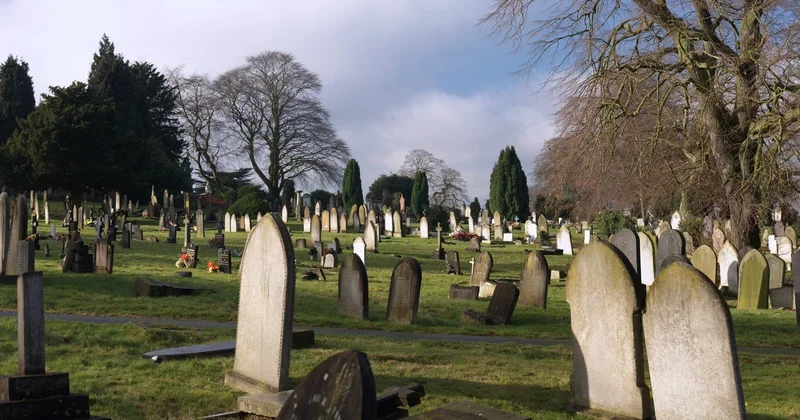 Ölməzdən öncə özünə qəbir qazdırmaq haramdır? KONKRET