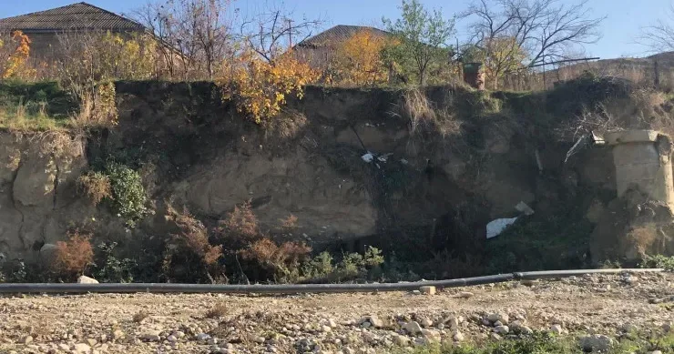 Şabranda sürüşmələr: bir neçə tikili dağıldı