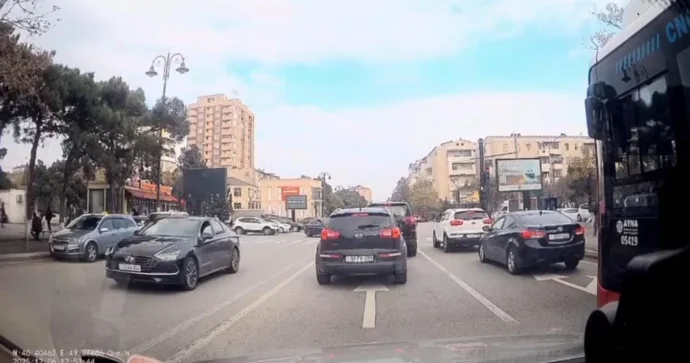 Bu küçədə nişanların olmaması sürücüləri çaşdırır VİDEO