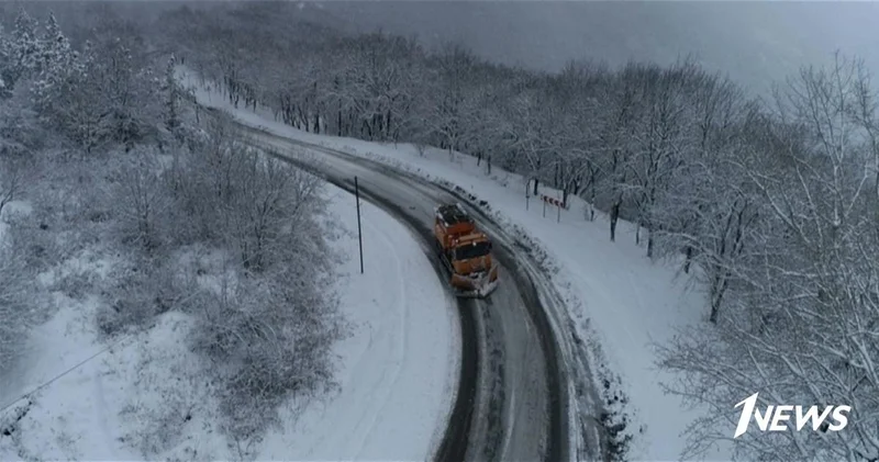 Автомобиль туриста из Венгрии застрял в снегу по дороге из Хыналыга