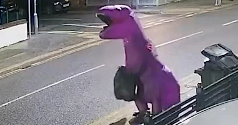 Тиранозавтр намусорил на улицах Англии ВИДЕО