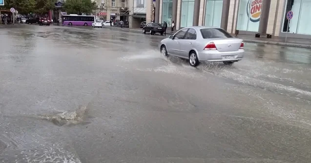 Bakıda yağış fəsadlarının səbəbi və çıxış yolu Mütəxəssis DANIŞDI