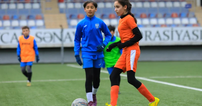 Qız futbolçular oğlanlarla eyni meydanda mübarizə aparacaq AFFA dan yenilik