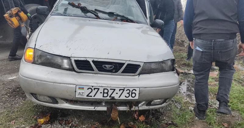 Xaçmazda minik avtomobili dərəyə aşıb