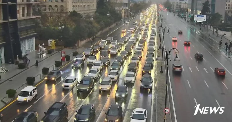 На ряде улиц и проспектов Баку затруднено движение транспорта ФОТО СПИСОК