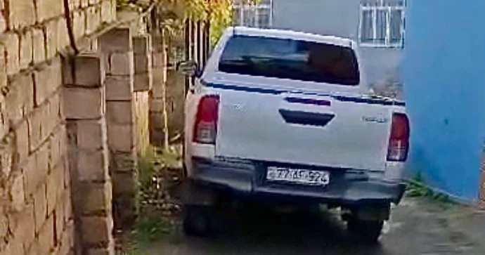 Masazırda dar küçəni zəbt edib günlərlə “yoxa çıxdı” 77 AF 924 VİDEO