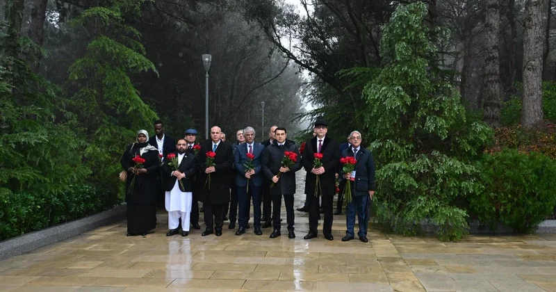 Nazir və rəsmi qonaqlar Heydər Əliyevin məzarını ziyarət ediblər FOTOLAR