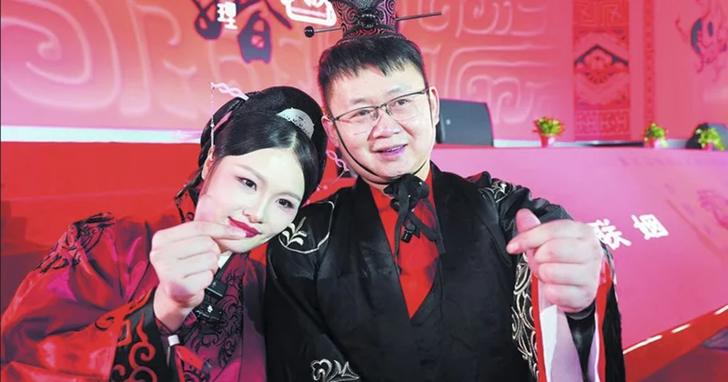 17 il əvvəl həyatını xilas etdiyi qızla evləndi Fotolar