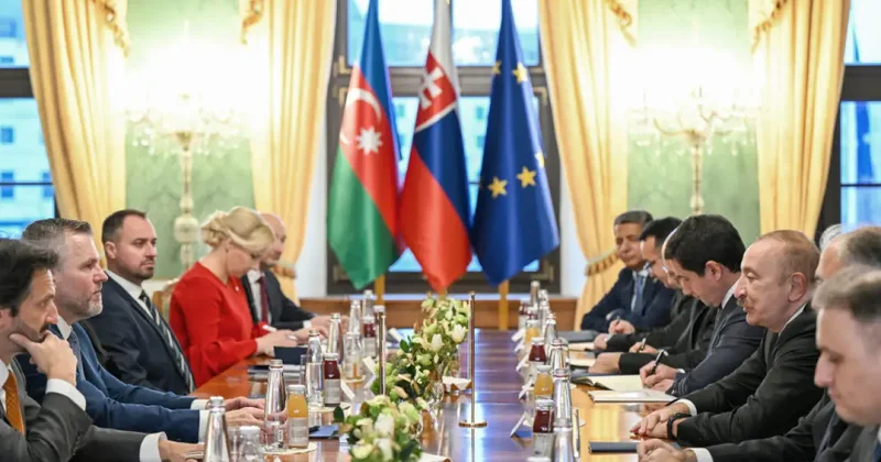 Prezidentlərin geniş tərkibdə görüşü olub