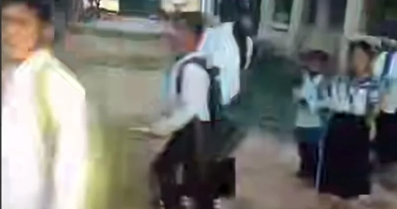 Дети спасаются от артиллерийского обстрела в Камбодже ВИДЕО