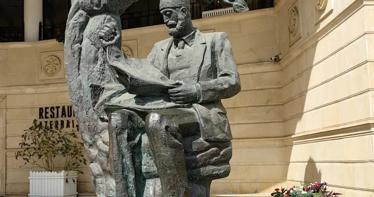 Анар Рзаев предложил перенести памятник Гасан беку Зардаби из Ичеришехер