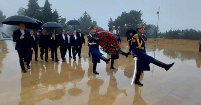 İranın xarici işlər naziri Bakıda şəhidlərin xatirəsini anıb FOTO