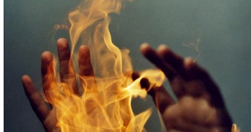 Söyüş söydüyü üçün üzərinə benzin töküb od vurublar: Yana yana çənlərə tərəf qaçıb