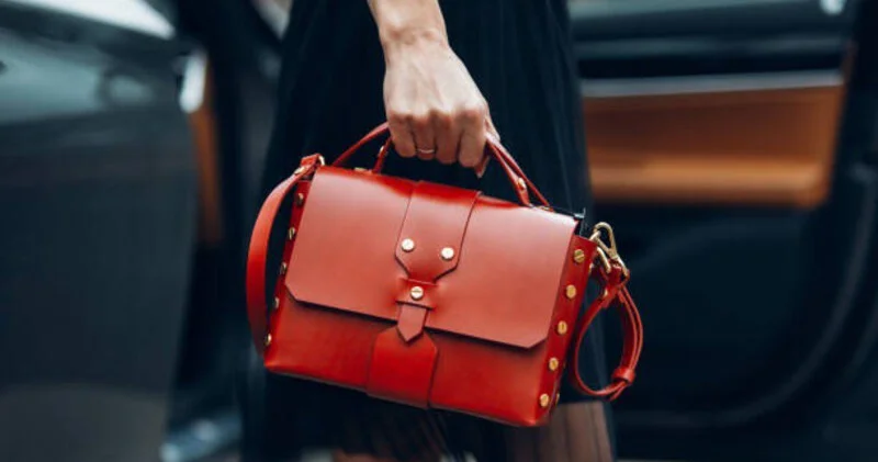 Bakıda qadın pul tapdığı barədə telekanala məlumat verdi, CƏZALANDIRILDI