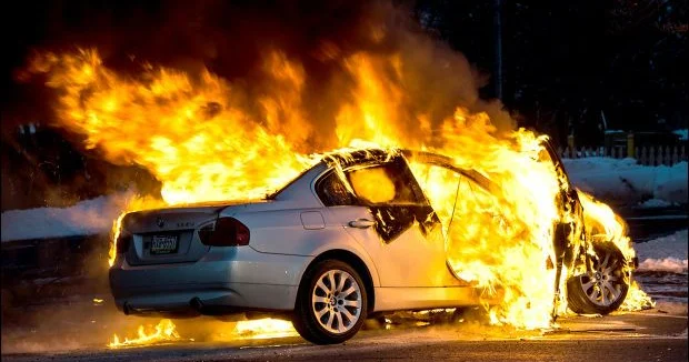 Avtomobillər niyə qəfil alışır?