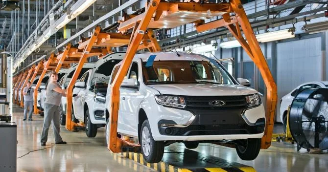 Rusiya “AvtoVAZ” ı çökür İstehsal və işçilərin əmək haqqı yarıbayarı azalıb