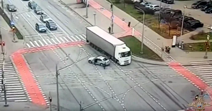 Yol polisi zabiti dəhşətli qəzanın qarşısını belə aldı Sürücü huşunu itiribiş VİDEO