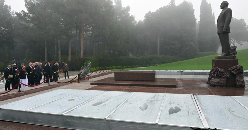 “İƏT Mədəniyyət Festivalı: Bakı Yaradıcı Həftə 2025”in rəsmi qonaqları Ümummilli Lider Heydər Əliyevin məzarını ziyarət ediblər