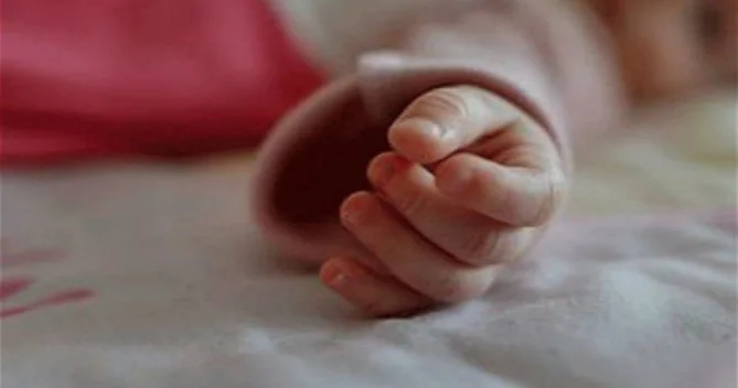 Azərbaycanda DƏHŞƏT: 7 aylıq körpə qızdırmadan öldü