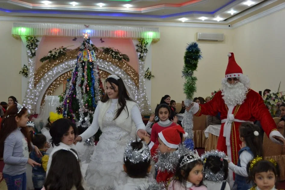 Bakıda şagirdlərin tədbirində QALMAQAL Şirkətdən sifarişlə göndərilən Şaxta baba SAXTA çıxdı