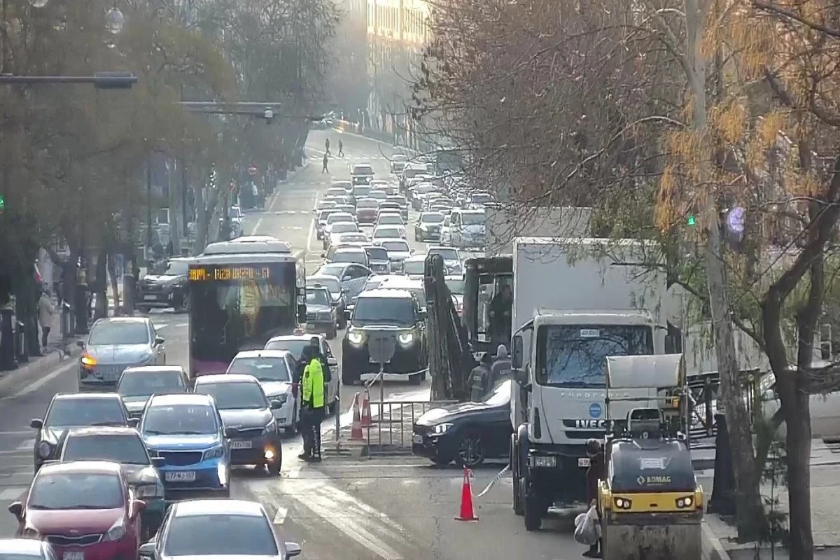 Sürücülərin NƏZƏRİNƏ: Bakının bu küçəsində təmir işləri aparılır