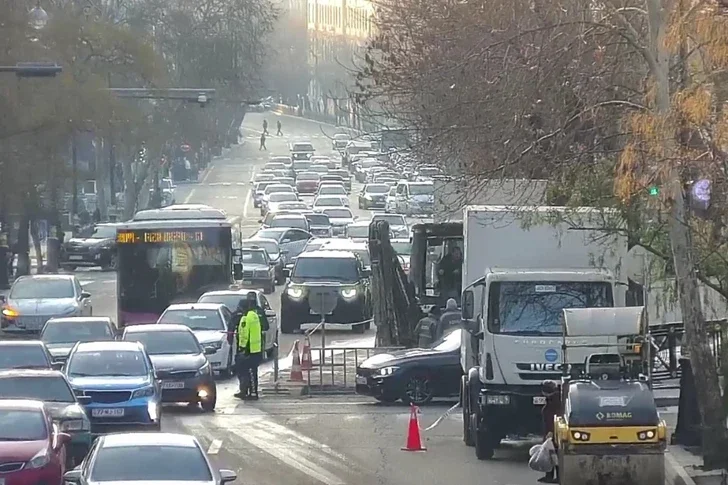 Ремонтные работы парализовали движение на одной из центральных улиц Баку Новости Азербайджана