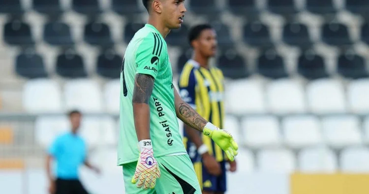 “Fənərbağça”nın qapıçısı bu kluba keçdi